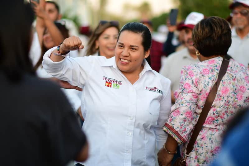 Flora Isela Leal, candidata de la coalición Morena-PVEM-PT por la presidencia municipal de Lerdo. Flora Isela Leal mostrando el puño a sus seguidores en un evento de campaña.