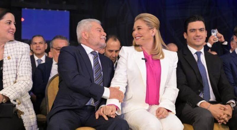 Víctor Cruz Russek y Maru Campos