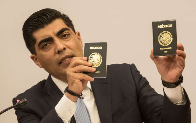 Carlos Candelaria López, fungió como director de oficinas de pasaportes. Candelaria presentó la nueva imagen del pasaporte electrónico.