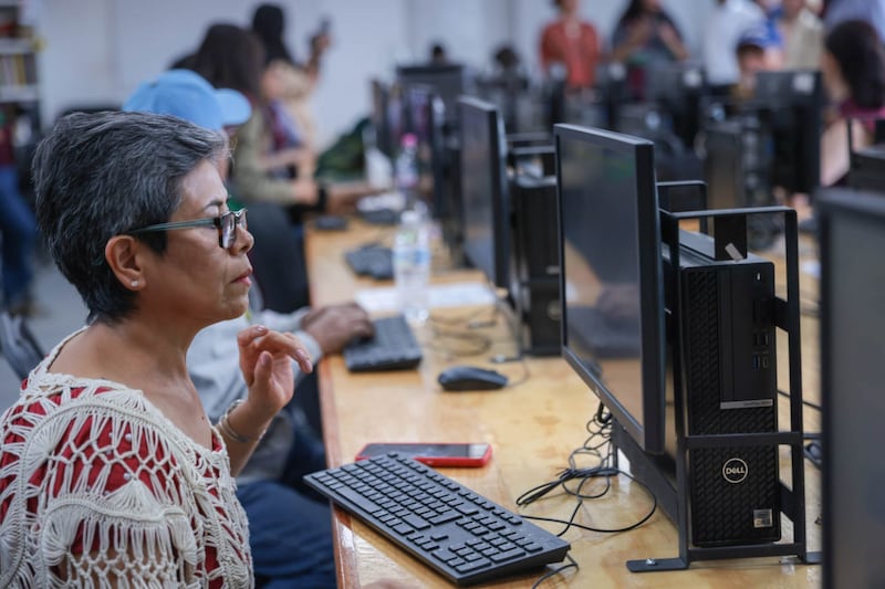 Mujeres frente a una computadora