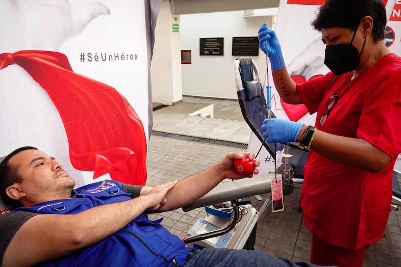 Estados con mayor donación de Sangre en México Una persona dona sangre durante el Día Mundial del Donante en las instalaciones de la Cruz Roja Mexicana