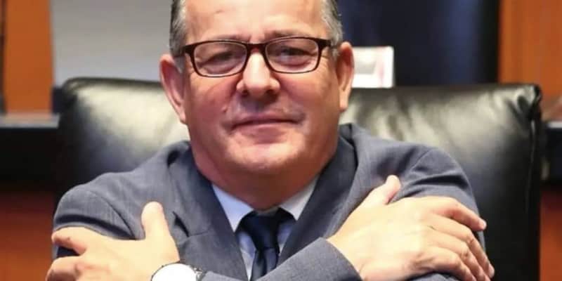 Al exlegislador se le señala de su presunta vinculación en el delito de robo de combustible El exsenador en un evento oficial
