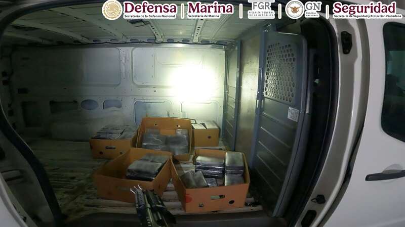 Se encontraron 238 paquetes con metanfetamina. Los paquetes de droga encontrados son transportados en cajas en una camioneta.