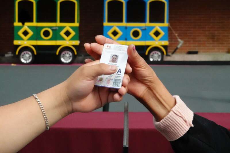 Conductores que radican en la Ciudad de México y Estado de México acudieron al macromódulo instalado por la Secretaria de Movilidad (SEMOVI) en la Ciudad Deportiva de la Magdalena Mixhuca para tramitar su licencia permanente. Quienes deseen obtener esta licencia deben tener presente la fecha límite para realizar el proceso.