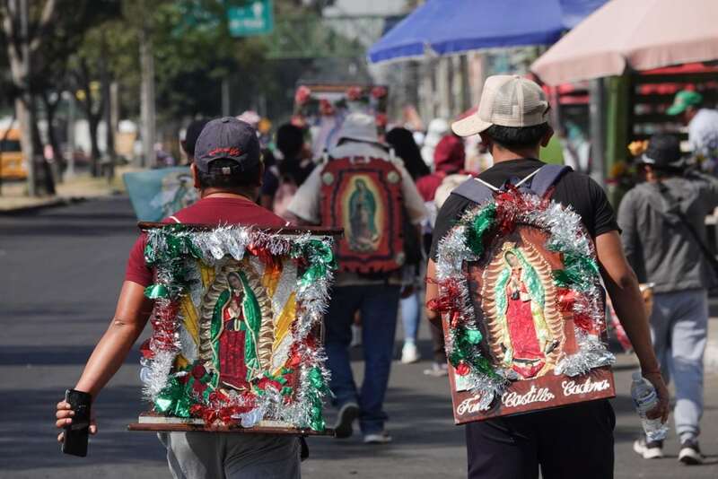 Peregrinos llegan a la Basílica de Guadalupe para celebrar a la Virgen este 12 de diciembre. En el marco de la celebración de la aparición de la Virgen de Guadalupe al indio San Diego, miles de peregrinos caminan sobre Avenida Zaragoza en la alcaldía Iztapalapa hacia la Basílica de Guadalupe.