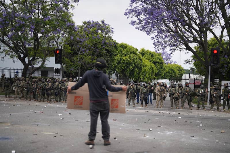 Las manifestaciones en Los Ángeles se intensificaron por las redadas contra migrantes Sujeto protesta contra la ICE en Los Ángeles
