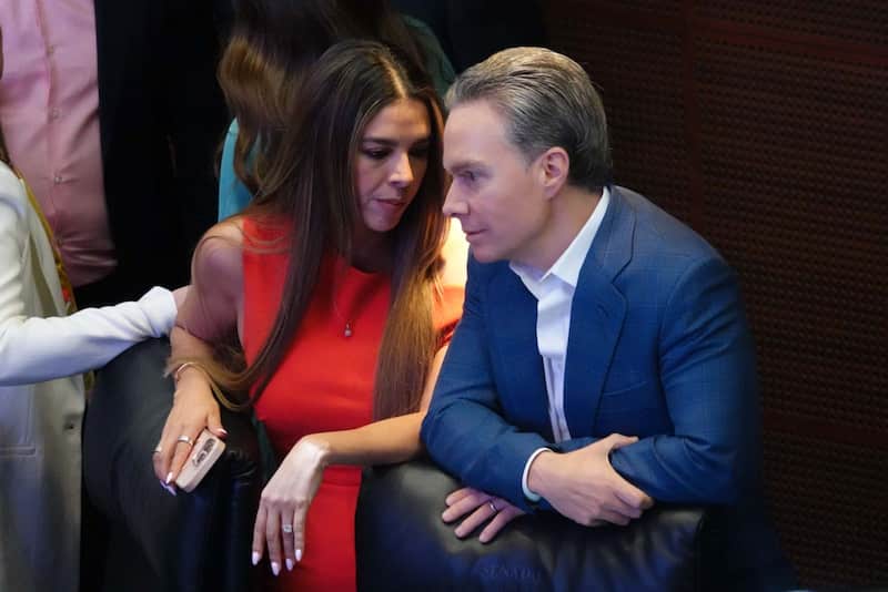 Los senadores Ruth González Silva y Manuel Velasco conversaron durante la Sesión Ordinaria del Senado. Manuel Velasco defiende aspiraciones de Ruth González por SLP.