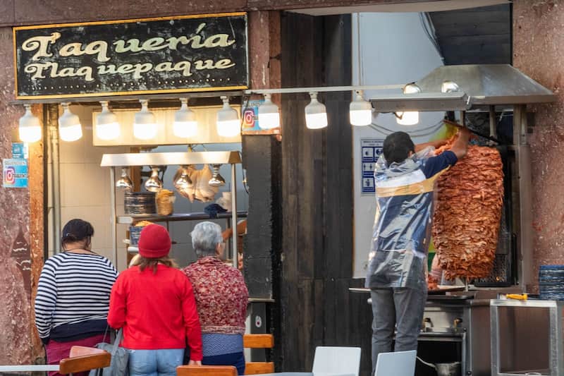 Taquero prepara el trompo de pastor en un restaurante del Centro Histórico. La comida mexicana es la preferida de la población nacional, según datos de Statista.