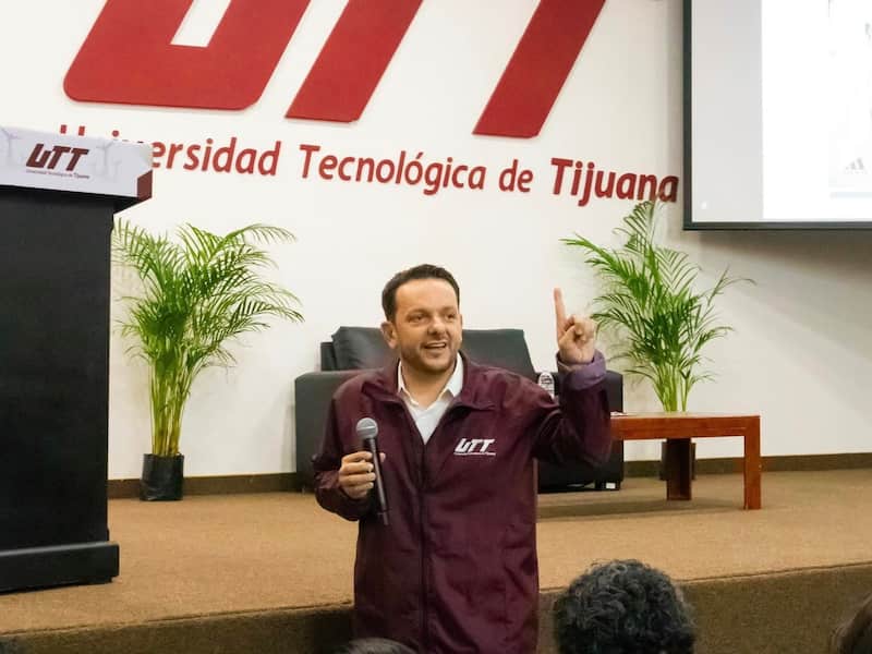 Carlos Torres, esposo de Marina del Pilar. Carlos Torres hablando ante alumnos de la Universidad Tecnológica de Tijuana.