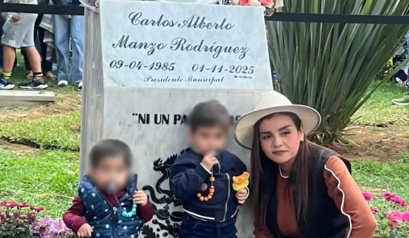 Grecia Quiroz develó la placa de Carlos Manzo