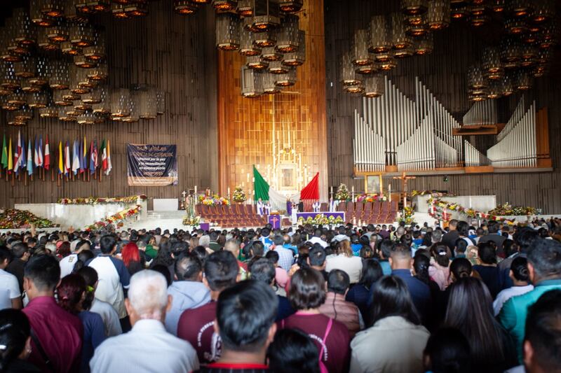 Feligreses en la Basílica de Guadalupe