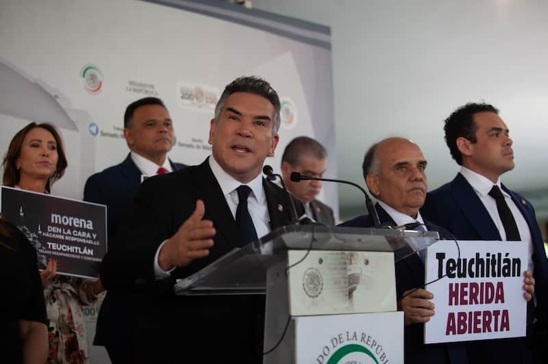 Encabezados por Alejandro Moreno, el grupo parlamentario del PRI realizó conferencia de prensa en la Cámara de senadores. Encabezados por Alejandro Moreno, el grupo parlamentario del PRI realizó conferencia de prensa en la Cámara de senadores.