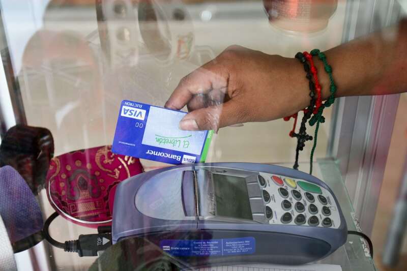 Más de un millón 300 mil usuarios de tarjetas de crédito dejaron de pagar sus adeudos por falta de recursos económicos. Imagen promocional