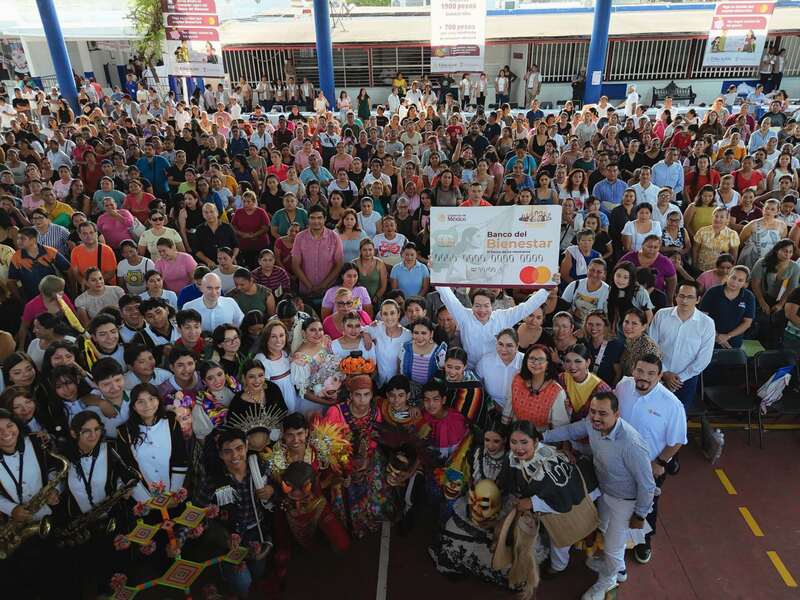 Inicia la entrega de becas "Rita Cetina" a estudiantes de secundaria. Claudia Sheinbaum, presidenta de México, durante la entrega de becas "Rita Cetina" a estudiantes de la escuela secundaria General José María Mata.