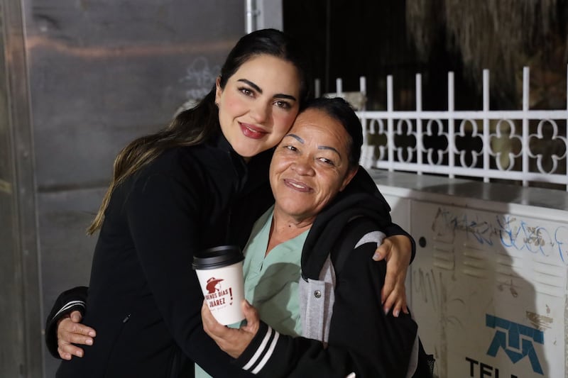 Andrea Chávez es acusada otra vez de campaña anticipada en Chihuahua tras repartir café con vasos personalizados; revisa denuncias y antecedentes. Andrea Chávez