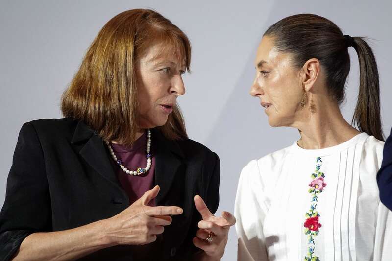 Tatiana Clouthier, coordinadora de Voceros, y Claudia Sheinbaum, candidata a la presidencia por la coalición Sigamos Haciendo Historia (Morena-PVEM-PT), durante la presentación del equipo de campaña durante la contienda. Tatiana Clouthier y Sheinbaum