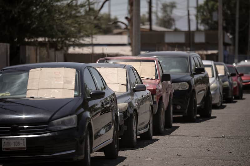 El gobierno de Estados Unidos dio a conocer la aplicación de aranceles recíprocos. Autos hacen fila en una autopista de México
