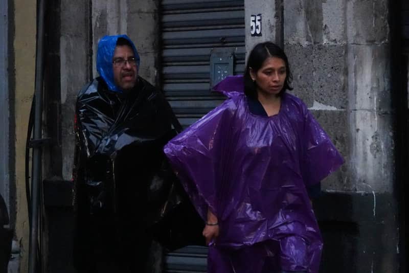 Habrá lluvias en estos estados del país dos personas con impermeables por la presencia de lluvias