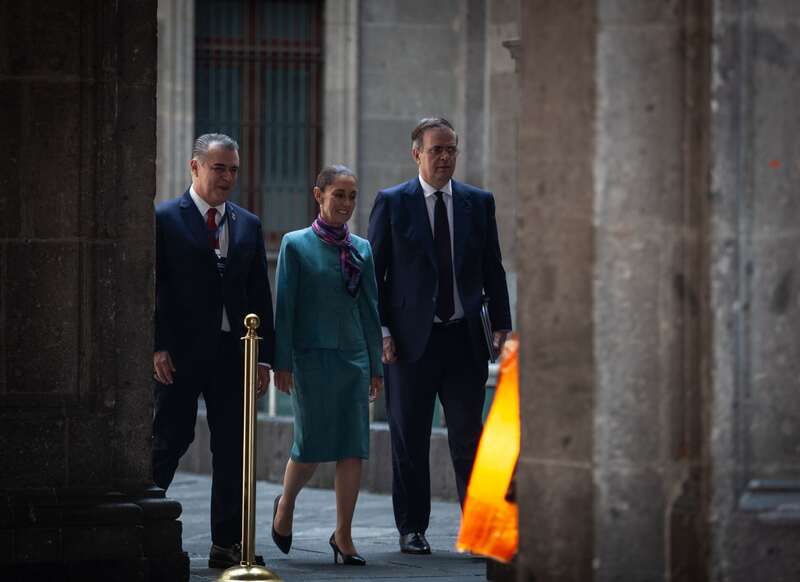 Claudia Sheinbaum Pardo, presidenta de México acompañada de Marcelo Ebrard Casaubón, secretario de economía y Francisco Alberto Cervantes, presidente del consejo Coordinador Empresarial (CCE) durante conferencia de prensa en Palacio Nacional después de reunión con empresarios de Estados Unidos. Imagen promocional