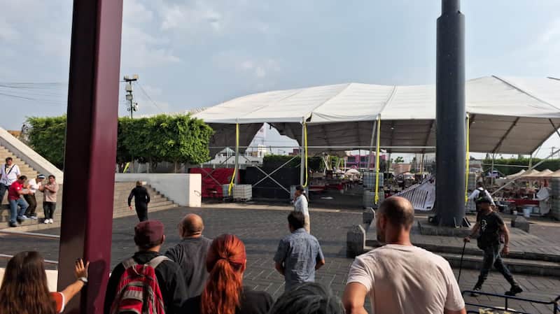 Los fuertes vientos habrían tirado una de las estructuras de la Feria La Feria del Libro en Nezahualcóyotl