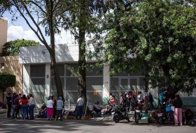 Familiares de los heridos por la explosión en Iztapalapa