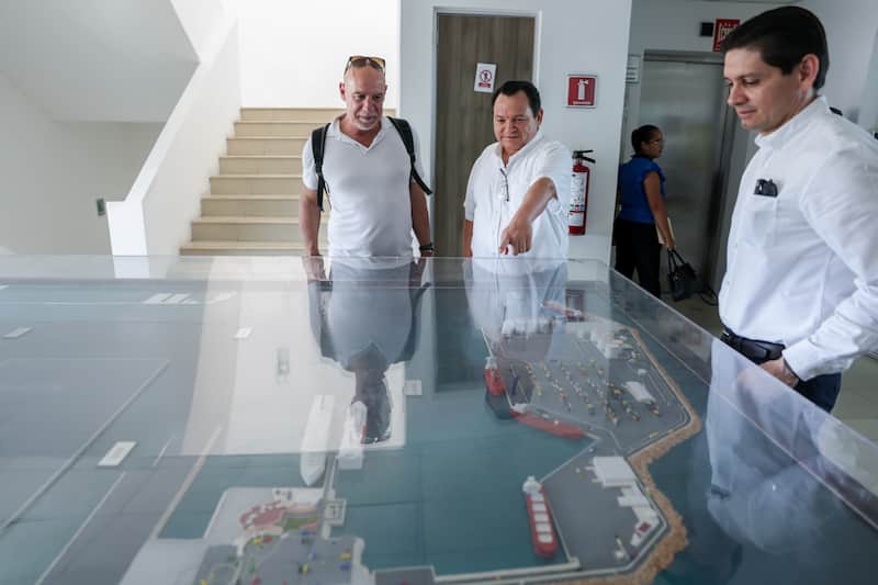 Trabajos de Fincantieri en Yucatán. Directivo de Fincantieri con el gobernador de Yucatán, Joaquín Díaz Mena.