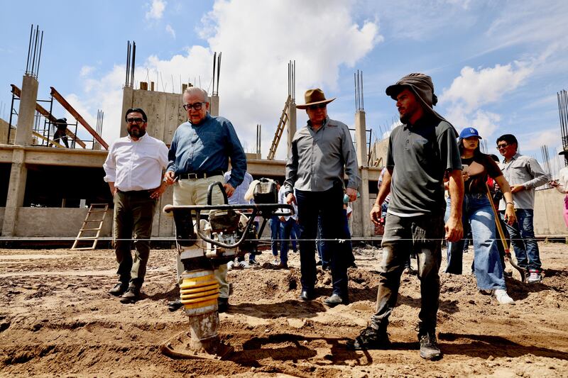 Supervisión de la construcción de la secundaria Valle Alto en SInaloa