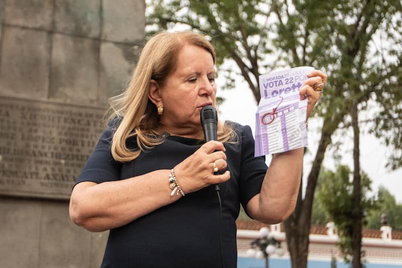 Loretta Ortiz, candidata a ministra de la Suprema Corte Loretta Ortiz muestra una boleta de la elección judicial