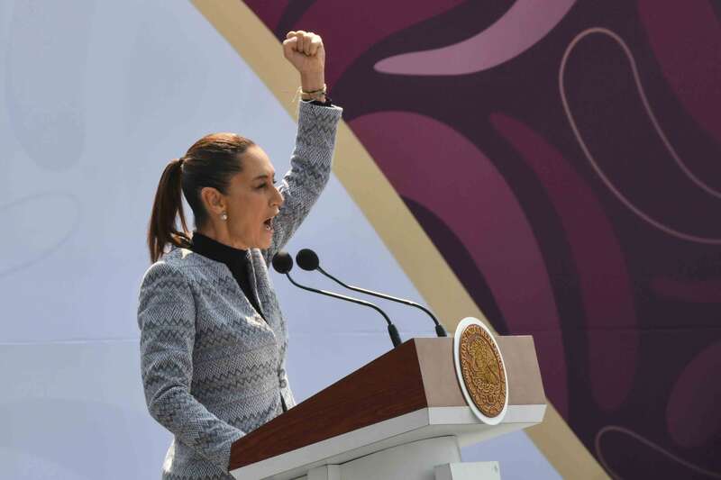 La aprobación de la presidenta Claudia Sheinbaum, es la más alta de los últimos 30 años. Claudia Sheinbaum, presidenta de México, durante el homenaje "Funerales de Estado en Conmemoración de los 500 años de la Ejecución de Cuauhtémoc", realizado en el zócalo capitalino.