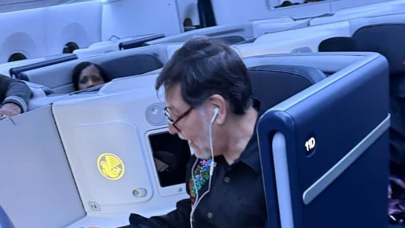 Noroña es captado en Primera Clase durante su vuelo a París. Noroña es captado en Primera Clase durante su vuelo a París.
