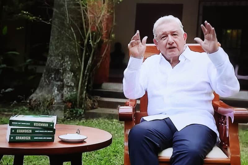 PALENQUE, CHIAPAS, 30NOVIEMBRE2025.- Andrés Manuel López Obrador, ex presidente de México, reapareció en su cuenta oficial en sus redes para presentar su nuevo libro “Grandeza”, editado por Grupo Planeta. El tabasqueño cuenta un poco de su vida diaria en su estancia en la Hacienda La Chingada tras retirarse de la política y dio a conocer que en esta nueva publicación profundiza en la historia de las grandes civilizaciones prehispánicas y sus avances en el arte, la ciencia y la cultura. FOTO: © LÓPEZ OBRADOR/CUARTOSCURO.COM Imagen de Andrés Manuel López Obrador