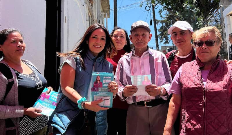 Ariadna Camacho, candidata al Tribunal de Disciplina Judicial Ariadna Camacho durante sus recorridos en la alcaldía Cuauhtémoc rodeada de ciudadanos