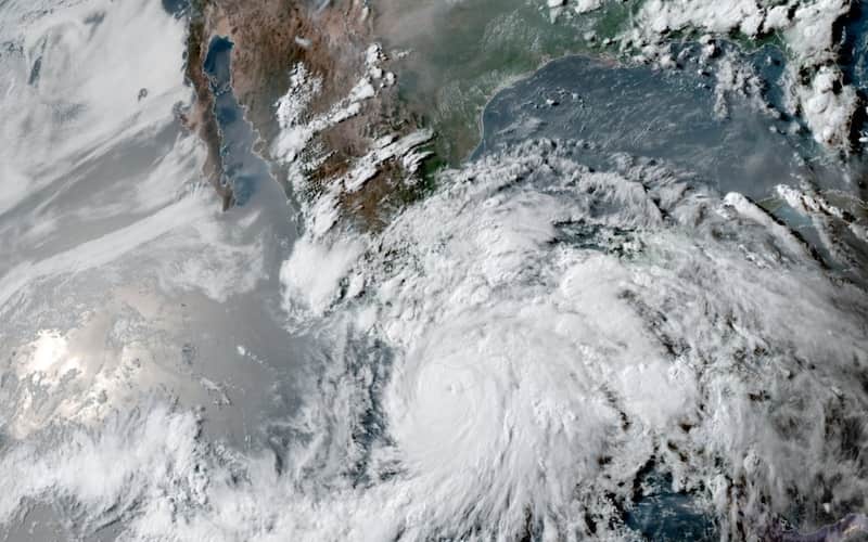 El huracán 'Erick' ascendió esta tarde a categoría 3 Huracán Erick visto desde el espacio por CIRA
