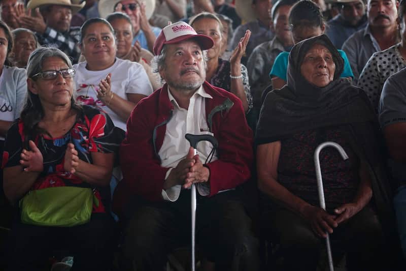 Adultos mayores observan el evento protocolario del arranque oficial del Programa Nacional de Fertilizantes para el Bienestar, presidido por Claudia Sheinbaum, presidenta de México. Imagen promocional