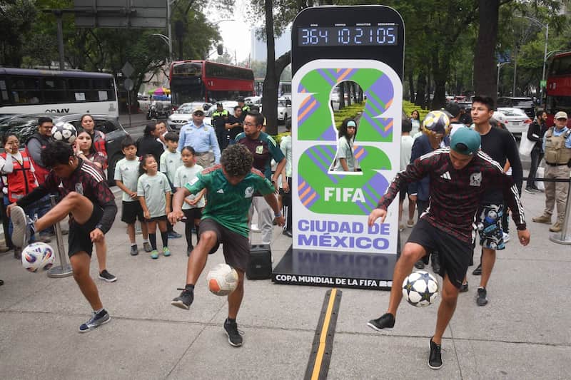 Jóvenes realizan una rutina de freestyle al finalizar la develación del reloj que llevará la cuenta regresiva a un año de la Copa Mundial de la FIFA 2026 que tendrá como una de sus sedes la capital del país. El reloj permanecerá sobre el camellón de avenida Paseo de la Reforma a la altura del metro Auditorio Nacional, hasta que finalice la justa mundialista. Imagen promocional