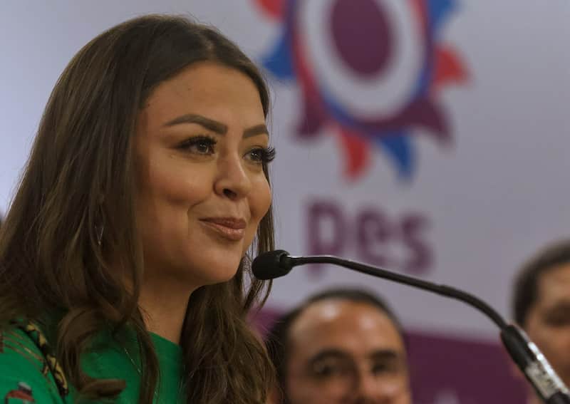 La senadora alzó la mano para buscar la presidencia del Senado Sasil de León cuando fue senadora por el PES