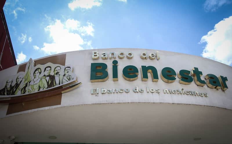CIUDAD DE MÉXICO, 02JULIO2024.- Adultos mayores beneficiarios del programa empezaron a recibir el pago bimestral por medio de un depósito bancario, por lo que han empezado a retirar en sucursales del Banco del Bienestar Imágen de un Bando del Bienestar