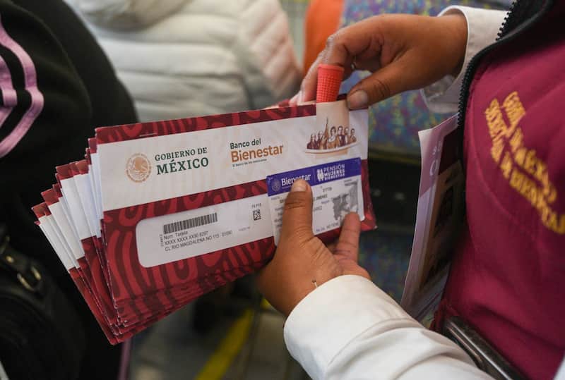 Te decimos el día de mayo en que se hará el pago de la pensión Una persona hace la entrega para las y los beneficiarios