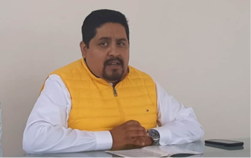 Jacobo Reyes León, candidato del #PRD, a la presidencia municipal de #SanMartínDeLasPirámides, #EdoMéx, señaló que el ayuntamiento actual no realiza el mantenimiento de la infraestructura hidráulica y sanitaria. hombre con chaleco amarillo