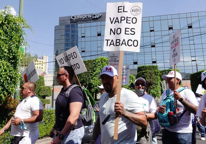 Protesta de vapeadores en la Cofepris. Manifestación en contra de la prohibición de vapeadores en México.