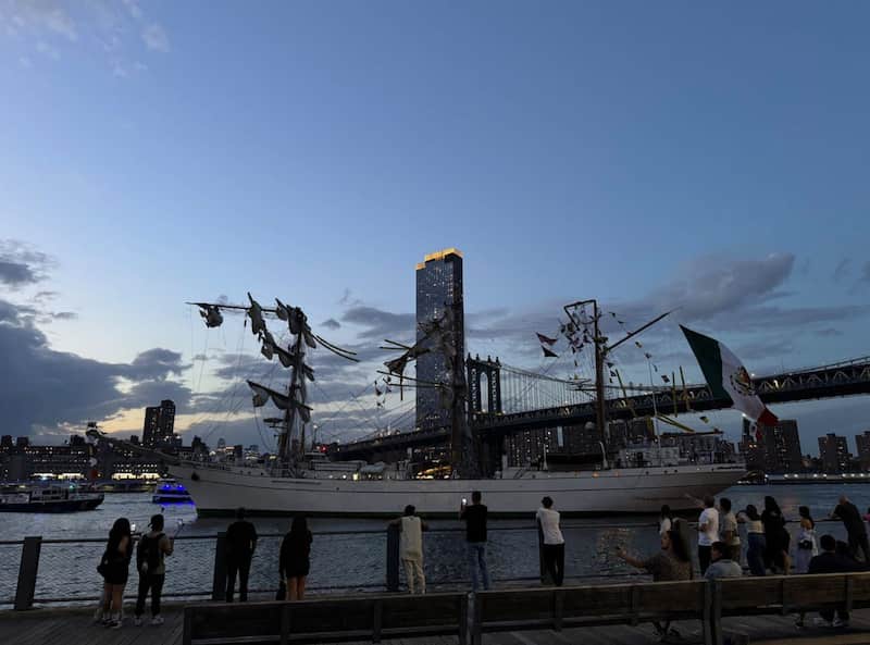 Buque Escuela Cuauhtémoc. Aspectos del Buque Escuela Cuauhtémoc después de chocar contra el Puente de Brooklyn.