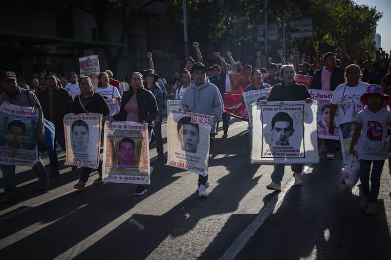 Familiares y estudiantes marchan de manera pacífica para exigir justicia por el caso Ayotzinapa. Familiares y estudiantes marchan de manera pacífica para exigir justicia por el caso Ayotzinapa.