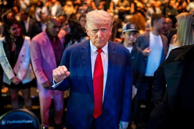 El presidente de Estados Unidos, Donald Trump. Trump levantando el puño en un evento.