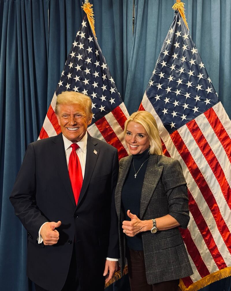 Pam Bondi y Donal Trump