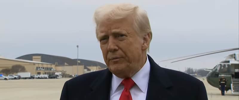 Durante una conferencia a medios, Trump fue golpeado en la cara por el micrófono de un periodista. Microfonazo a Trump
