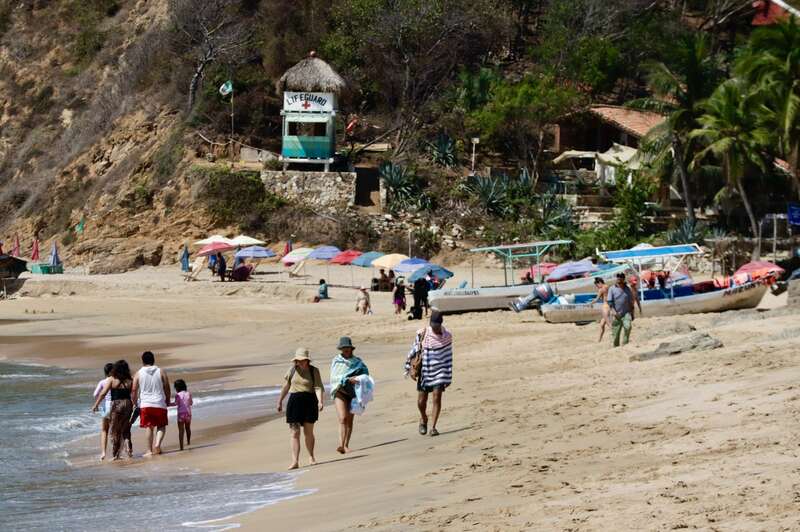 Aspectos de personas en la playa durante un puente vacacional. Este viernes 28 de marzo no habrá clases por la junta del Consejo Técnico Escolar.