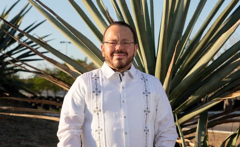 Hernán Vega Burgos, magistrado local electo en Yucatán. Hernán Vega Burgos posando con un agave detrás de él.