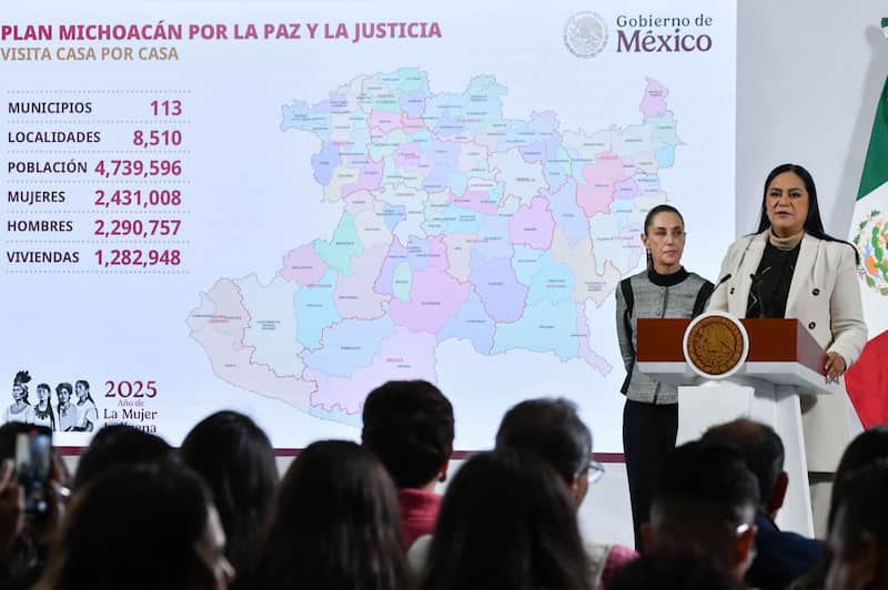 Ariadna Montiel, secretaria de Bienestar, acompañada de Claudia Sheinbaum, presidenta de México, durante su intervención en la conferencia matutina donde se compartieron avances del Plan Michoacán por la Paz y la Justicia. Ariadna Montiel, secretaria de Bienestar, acompañada de Claudia Sheinbaum, presidenta de México, durante su intervención en la conferencia matutina donde se compartieron avances del Plan Michoacán por la Paz y la Justicia.