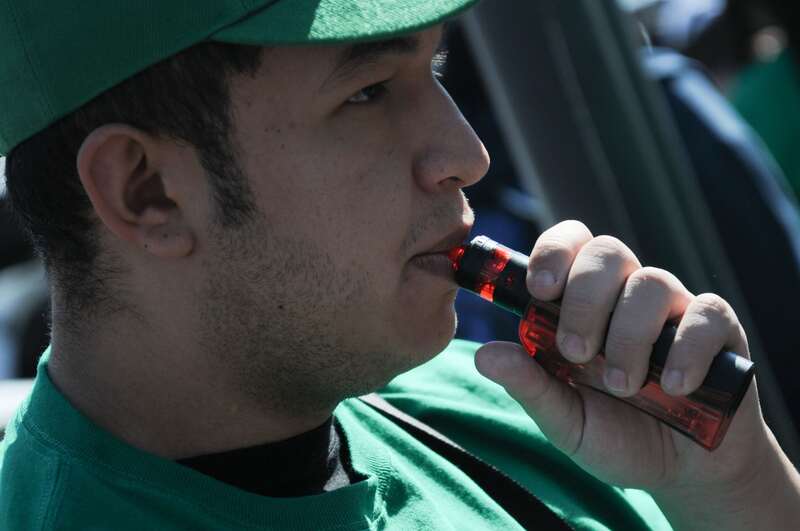 Una persona utiliza un vapeador durante una protesta que exige no sean prohibidos. Personas protestan por la prohibición de vapeadores en México, ante iniciativa de Morena.