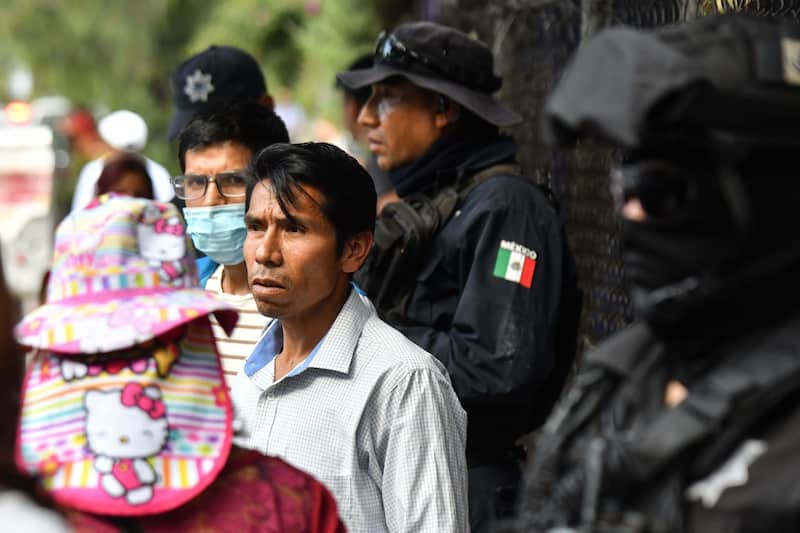 Observadores electorales denunciaron el presunto delito electoral proselitista en la casilla especial instalada en la escuela preparatoria oficial 11 de la Colonia Habitacional Infonavit Norte. De acuerdo a los testigos, un hombre llevo en una camioneta de transporte público concesionado un aproximado de diez personas a votar. Imágen